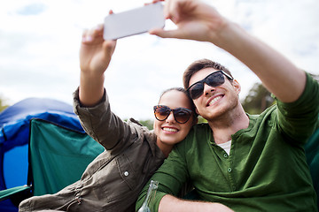 Image showing couple of travelers taking selfie by smartphone