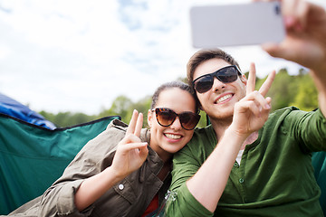 Image showing couple of travelers taking selfie by smartphone