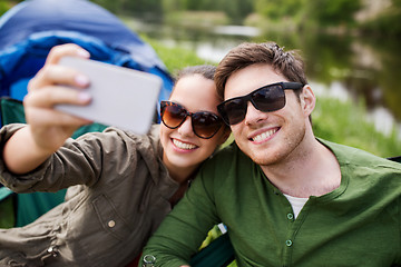 Image showing couple of travelers taking selfie by smartphone