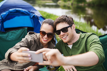 Image showing couple of travelers taking selfie by smartphone