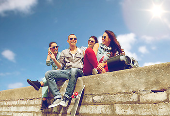 Image showing group of smiling teenagers hanging out