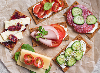 Image showing various crispbread slices