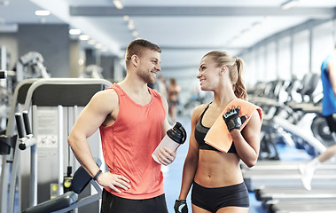 Image showing smiling man and woman talking in gym