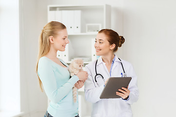 Image showing happy woman with cat and doctor at vet clinic