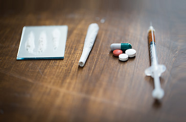 Image showing close up of different drugs on table