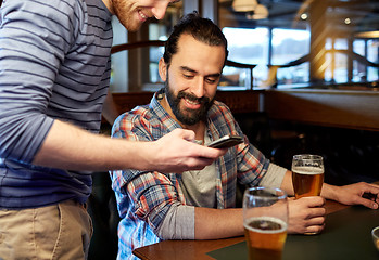 Image showing men with smartphones drinking beer at bar or pub