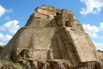 Image showing Front view mayan pyramid