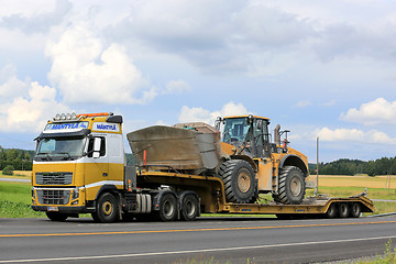 Image showing Volvo FH16 and Cat Wheel Loader on Lowboy Traiiler