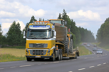 Image showing Volvo FH16 Transports Caterpillar Wheel Loader