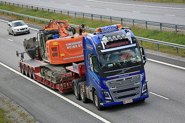 Image showing Volvo FH16 Transports Excavator on Freeway