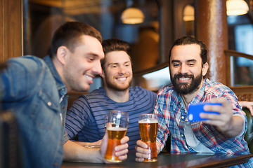 Image showing friends taking selfie and drinking beer at bar