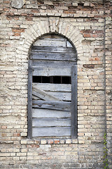 Image showing old crumbling building