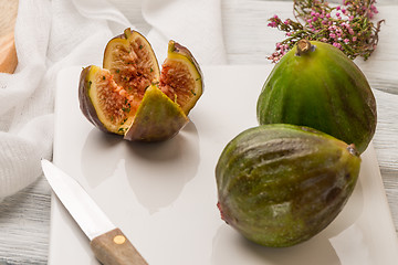 Image showing Figs and honey