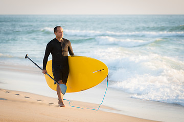 Image showing man with his paddle board