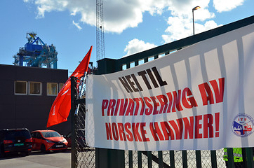 Image showing Banner against privatization of Norwegian ports