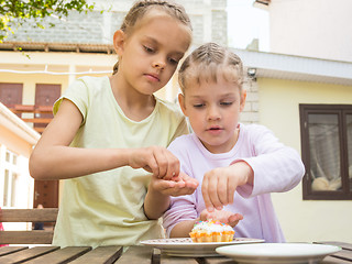 Image showing Sisters sprinkle confectionery mother cooked on Easter cupcakes