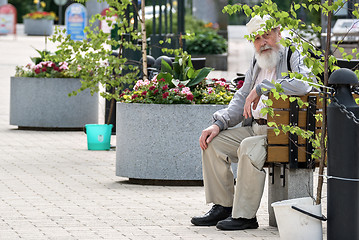 Image showing Grandpa on the bench.