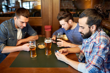 Image showing men with smartphones drinking beer at bar or pub