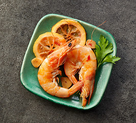 Image showing roasted prawns on green plate