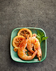 Image showing roasted prawns on green plate