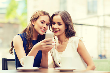 Image showing young women with smartphone and coffee at cafe