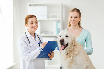 Image showing happy doctor with retriever dog at vet clinic