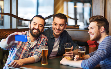 Image showing friends taking selfie and drinking beer at bar