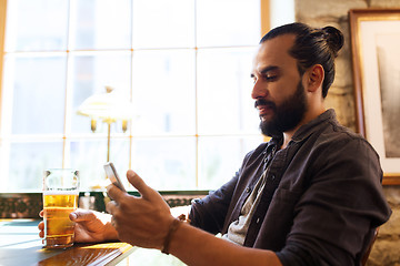 Image showing man with smartphone drinking beer at bar or pub