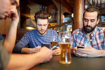 Image showing men with smartphones drinking beer at bar or pub