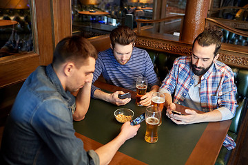 Image showing men with smartphones drinking beer at bar or pub