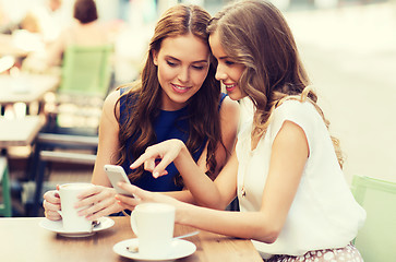 Image showing young women with smartphone and coffee at cafe