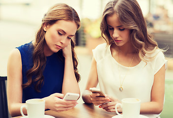 Image showing women with smartphones and coffee at outdoor cafe