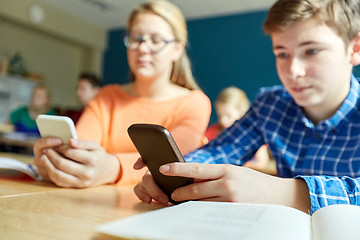 Image showing high school students with smartphones texting