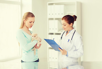 Image showing woman with cat and doctor at vet clinic