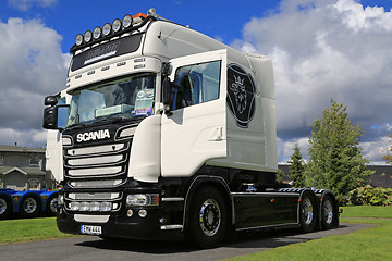 Image showing White Scania R520 Stream Longline on the Show