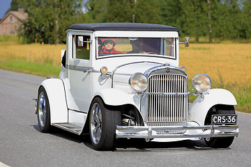 Image showing White Essex Super Six 1929 Classic Car on the Road