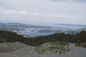 Image showing Fitjar Sentrum sett fra Midtfjellet Vindmøllepark