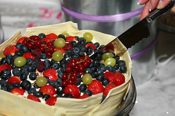 Image showing slicing the icing