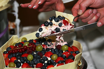 Image showing cutting the cake