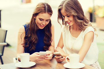 Image showing women with smartphones and coffee at outdoor cafe