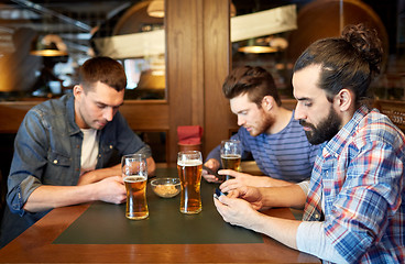 Image showing men with smartphones drinking beer at bar or pub