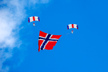 Image showing Paraglide jumpers with the Norwegian flag