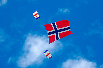 Image showing Paraglide jumpers with the Norwegian flag