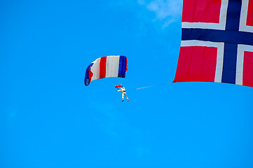 Image showing Paraglide jumpers with the Norwegian flag