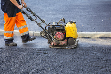 Image showing Worker use vibratory plate compactor 