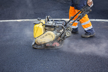 Image showing Worker use vibratory plate compactor 