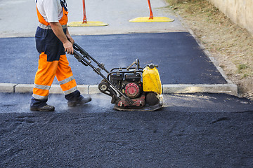 Image showing Worker use vibratory plate compactor