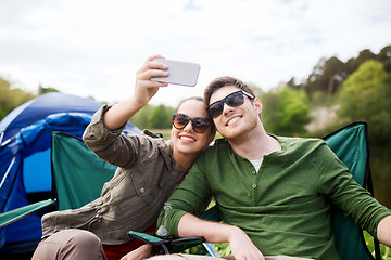 Image showing couple of travelers taking selfie by smartphone