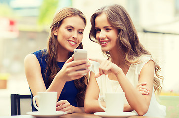 Image showing young women with smartphone and coffee at cafe