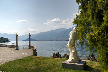 Image showing Italian villa garned on Como lake